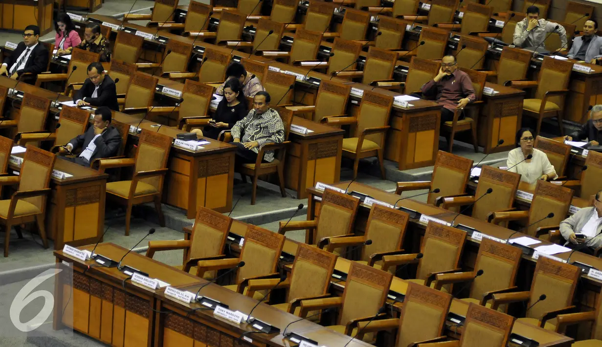 Anggota Dewan mengikuti Rapat Paripurna ke-30 DPR RI masa persidangan V Tahun sidang 2015-2016, Senayan, Jakarta, Senin (20/6). Salah satu isi rapat yaitu membacakan surat Presiden Jokowi tentang penunjukkan Kapolri. (Liputan6.com/Johan Tallo)