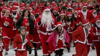 Orang-orang berpakaian seperti Sinterklas mengambil bagian dalam Santa Claus Run di Pristina, Kosovo, Minggu (16/12). Ratusan pelari berpartisipasi dalam lomba lari amal untuk menggalang dana bagi keluarga yang membutuhkan di Kosovo. (AP/Visar Kryeziu)