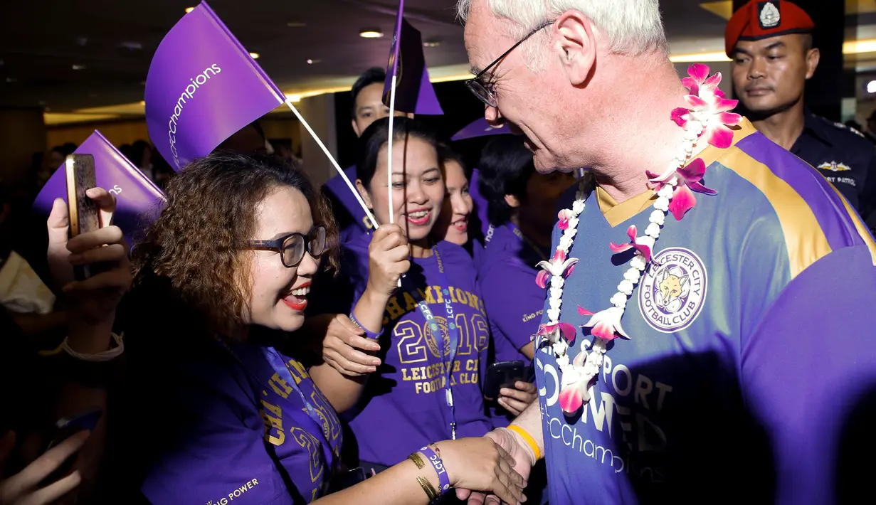 Pelatih Leicester City Claudio Ranieri berjabat tangan dengan suporter saat tiba Bandara Suvarnabhumi International di Bangkok, Thailand, (18/5). Leicester City menjadi juara liga Inggris 2015-2016. (REUTERS/Athit Perawongmetha)