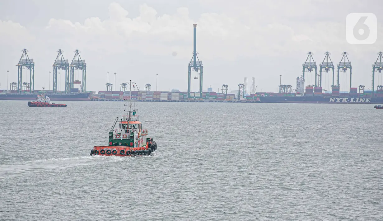 Sebuah kapal melintas di Pelabuhan Tanjung Priok, Jakarta, Minggu (11/1/2021). Berdasarkan data yang dirilis Bank Indonesia (BI), meningkat dari capaian pada periode yang sama 2019 yang mengalami defisit 3,51 miliar dolar AS. (Liputan6.com/Faizal Fanani)