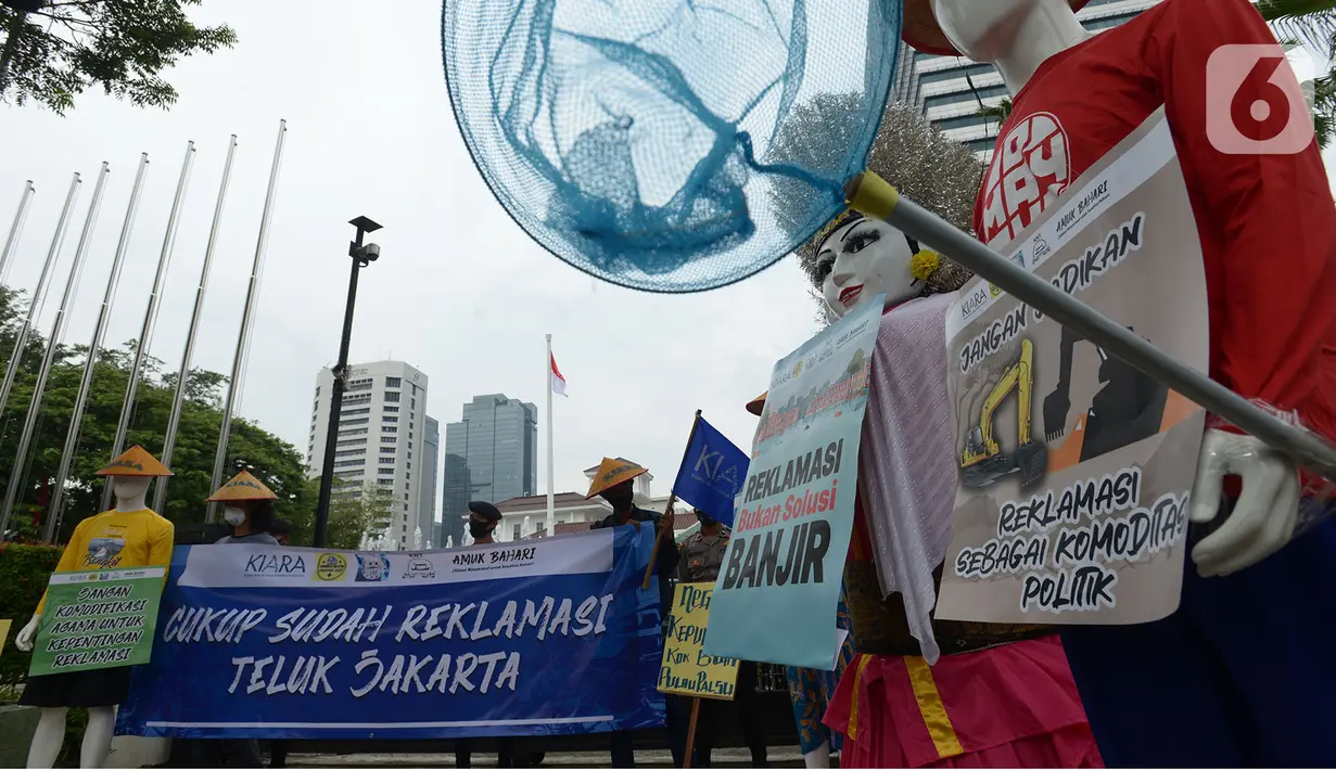 Aktivis dari Koalisi Rakyat untuk Keadilan Perikanan (KIARA) melakukan unjuk rasa di depan Balai Kota DKI Jakarta, Rabu (15/7/2020). Mereka menolak reklamasi Ancol dengan menuntut Gubernur DKI Jakarta segera mencabut Kepgub Nomor 237 Tahun 2020. (merdeka.com/Imam Buhori)