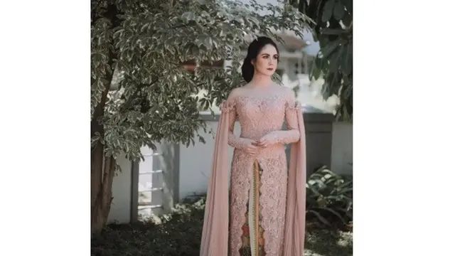 6 Potret Arumi Bachsin saat Pakai Kebaya, Anggun Banget