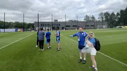 Beberapa staf Timnas Skotlandia mengecek kesiapan kondisi lapangan di New England Revolution Training Center, Boston, Amerika Serikat, Kamis (18/6/2026), sebelum sesi latihan resmi dimulai sebagai bagian dari persiapan menghadapi laga lanjutan Grup C Piala Dunia 2026. (KLY Sports/Hery Kurniawan)