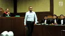 Bupati nonaktif Buton, Samsu Umar Abdul Samiun menjalani sidang Pengadilan Tipikor, Jakarta, Rabu (27/9). Samsu juga diwajibkan membayar denda Rp 150 juta subsider 3 bulan kurungan. (Liputan6.com/Helmi Afandi)