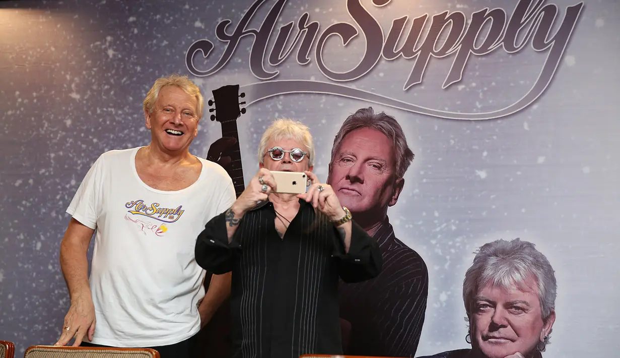 "Untuk pensiun kita belum pikirkan itu. Kami akan terus beermain musik sampai kami pensiun. Jadi kita akan terus bermusik dan akan ada tur selanjutnya," jelas Graham. (Savana Alaydrus/Bintang.com)