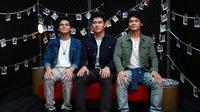 Tiga bersaudara ini tampil keren mengenakan jaket dengan model senada dan warna yang tidak terlalu mencolok. Mereka pun tampak kompak dalam pembuatan video klip ini untuk menghidupkan film ‘Ngenest’ tersebut. (Deki Prayoga/Bintang.com)