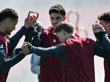 Metode tak biasa terlihat dalam latihan Arsenal menjelang laga leg pertama perempat final Liga Champions 2025/2026 melawan Sporting CP. (AFP/Glyn Kirk)