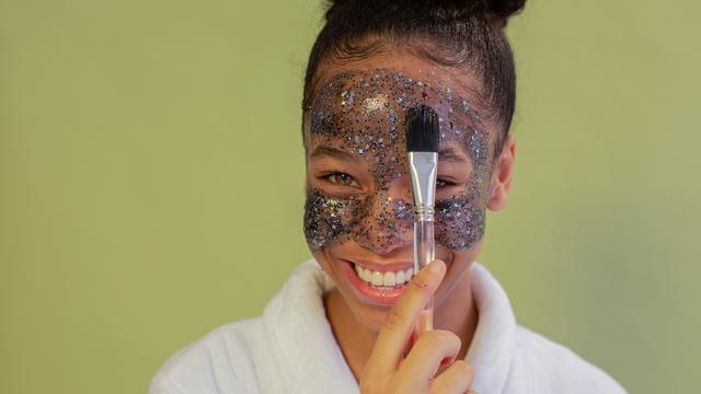 Buat Masker Peel Off Sendiri di Rumah dengan Bahan-bahan Alami