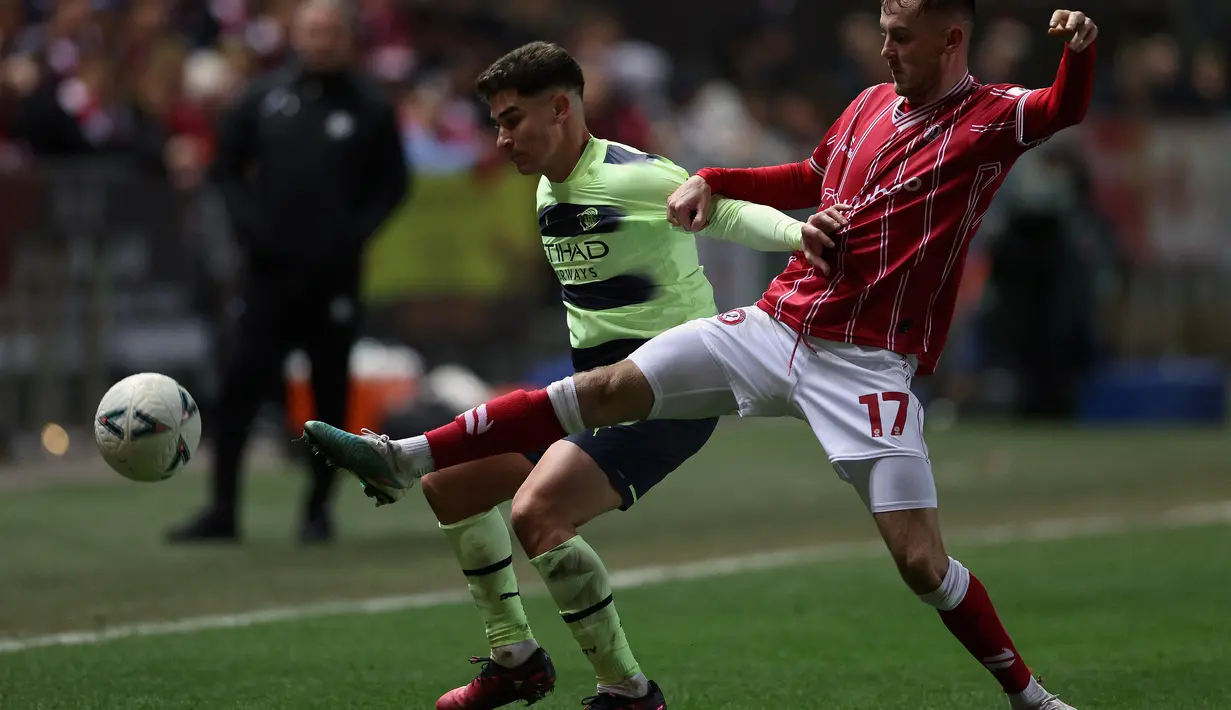 Striker Manchester City Julian Alvarez (kiri) bersaing dengan gelandang Bristol City Mark Sykes pada putaran ke-5 Piala FA 2022/2023 di Ashton Gate Stadium, Rabu dini hari (1/3/2023). Man City memastikan kemenangan 3-0 untuk melaju ke perempat final Piala FA 2022-2023. (Photo by Adrian DENNIS / AFP)