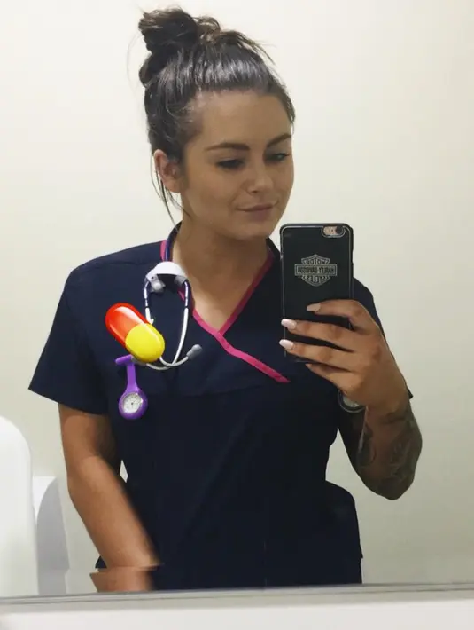 Perawat asal Australia, bikerbiddie berpose dengan memakai seragam tempatnya bekerja. Namun, tahukah Anda kalau bikerbiddie ternyata memiliki tubuh yang atletis. (Instagram/@bikerbiddie)