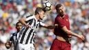 Bek Juventus, Daniele Rugani, berebut bola dengan striker AS Roma, Edin Dzeko pada laga ICC 2017 di Stadion Gillette, Foxborough, Minggu (30/7/2017). Juventus menang lewat adu penalti atas AS Roma  dengan skor 5-4. (AP/Damian Strohmeyer)