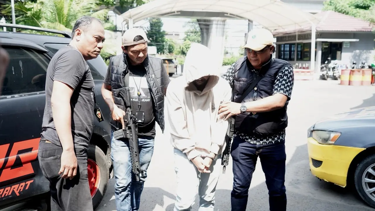 Satreskrim Polres Metro Jakarta Barat berhasil mengamankan sopir truk yang diduga pelaku penipuan dan penggelapan 15 ton beras premium dari seorang pengusaha asal Palembang.