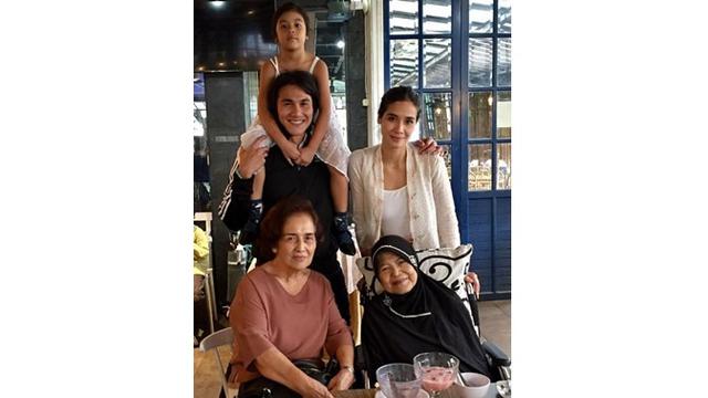 Potret harmonis Vino G Bastian dan Marsha bareng ibu masing-masing.