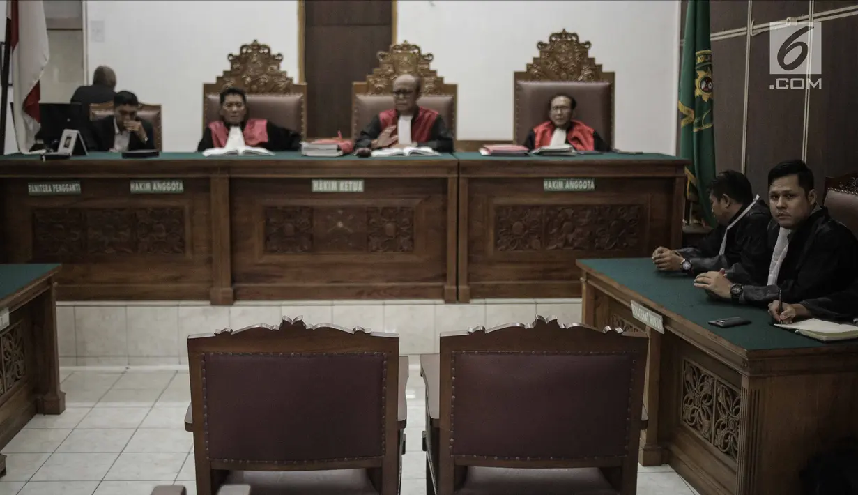 Kursi terdakwa kosong saat sidang lanjutan Gatot Brajamusti yang ditunda di Pengadilan Negeri Jakarta Selatan, Selasa (27/3). Dalam sidang kali ini Jaksa Penuntut Umum (JPU) tidak dapat menghadirkan Gatot. (Liputan6.com/Faizal Fanani)