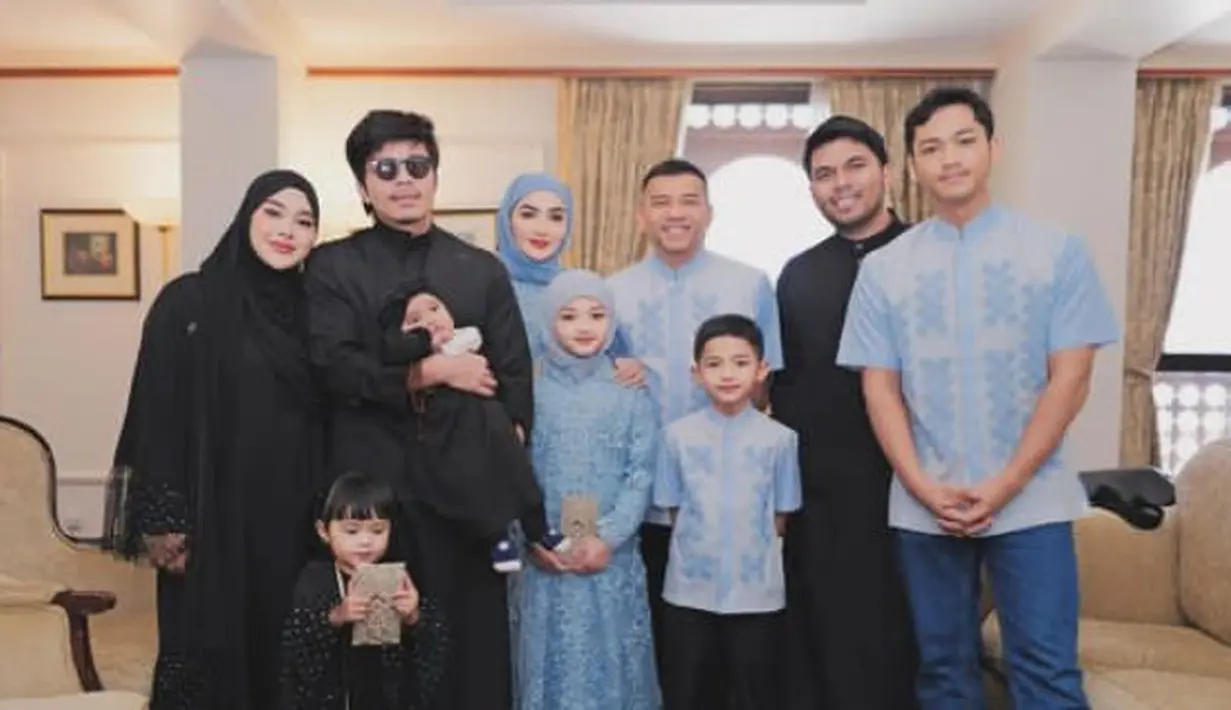 Ashanty dan Anang Hermansyah juga tampak mengenakan baju serba biru saat merayakan lebaran di tanah suci. [@ashanty_ash]