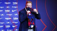 Pelatih baru Barcelona, Ronald Koeman, mengenakan masker saat acara perkenalan di Barcelona, Rabu (20/8/2020).  Koeman resmi menjadi pelatih Barcelona untuk dua tahun kedepan. (AP/Joan Monfort)