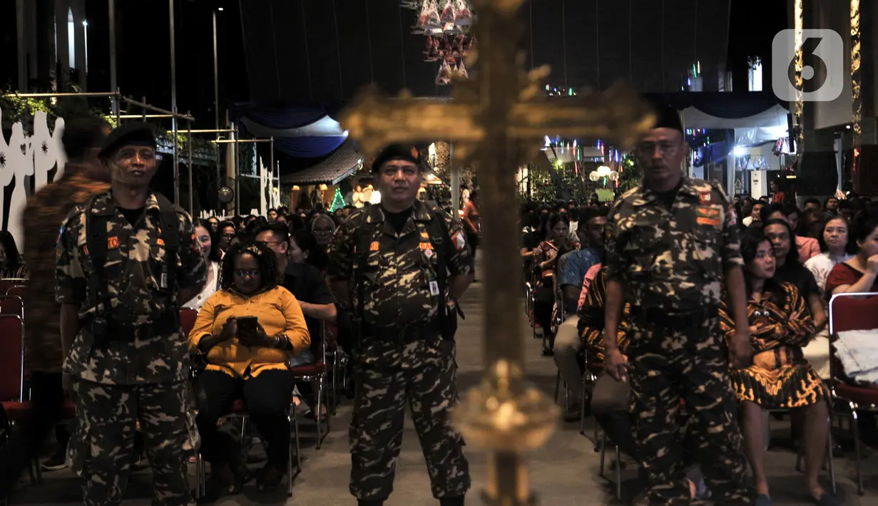Barisan Ansor Serbaguna Nahdlatul Ulama (Banser NU) melakukan pengamanan misa Natal di Gereja Katedral, Jakarta, Rabu (25/12/2019). Puluhan personel Banser NU dikerahkan oleh GP Ansor untuk membantu pengamanan di Gereja Katedral Jakarta pada perayaan Natal 2019. (merdeka.com/Iqbal S Nugroho)
