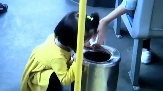 Makan Es Krim Dekat Tempat Sampah, Aksi Bocah Ini Banjir Pujian