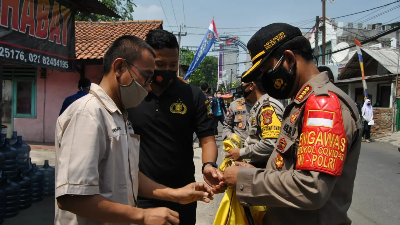 Polisi memberikan imbauan dan masker gratis kepada warga Bekasi yang tidak menerapkan protokol kesehatan.