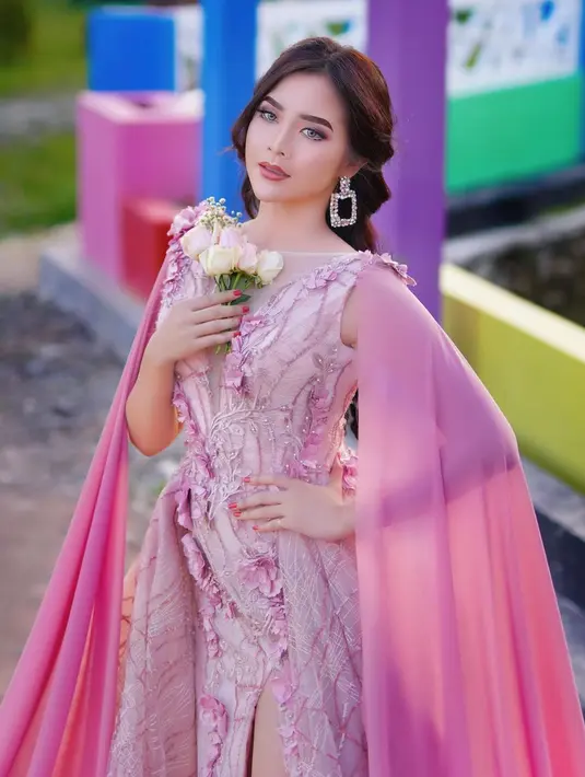 Nuansa bunga juga pernah mengiringi pemotretan Bella Bonita. [Instagram/bellabonita_r.a]