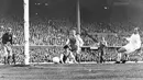 Alfredo Di Stefano (kanan) striker Real Madrid saat mencetak gol pertama pada final Liga Champions 1960 melawan Eintracht Frankfurt di Stadion Hampden Park, Glasgow. (AP/File)