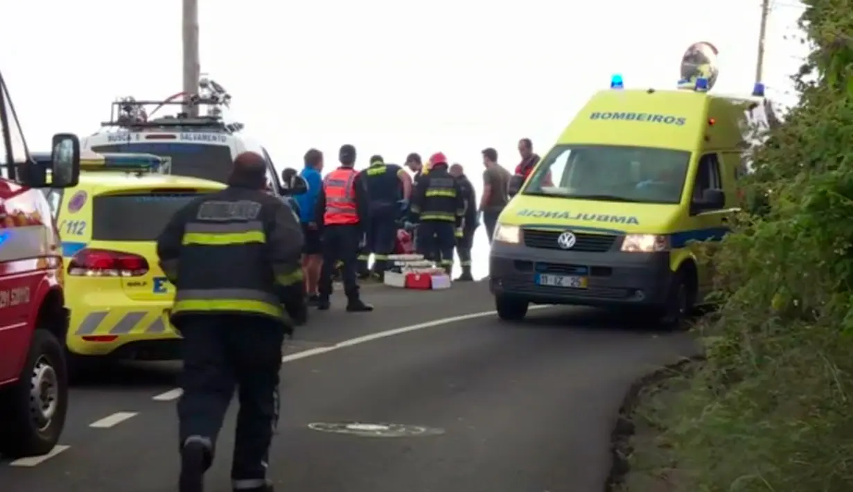 Mobil ambulans berdatangan ke lokasi sebuah bus pariwisata yang terguling di Kota Canico, Pulau Madeira, Portugal, Rabu (17/4). Dari informasi sementara, penyebab kecelakaan diketahui karena pengemudi kehilangan kendali atas bus di persimpangan dan keluar dari jalan. (TVI via AP)