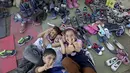 Sejumlah anak Imigran berkumpul di perbatasan Hungaria Serbia di Roszke, Hongaria (13/9/2015). (REUTERS / Dado Ruvic)