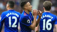 Gelandang Manchester United Jesse Lingard merayakan gol ke gawang Middlesbrough pada laga Premier League di Stadion Riverside, Minggu (19/3/2017). (AFP/Lindsey Parnaby)