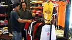 Mencari cinderamata unik di Semarang? Jangan lupakan kaus bertuliskan asal-usul bangunan bersejarah atau tradisi kebudayaan. 