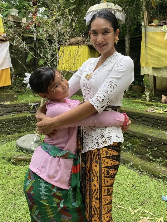 ebaya putih dengan bawahan kain lilit dan obi. Dan sang putri tampil manis dengan kebaya pinknya. @happysalma