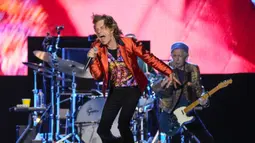 Personel grup band The Rolling Stones Mick Jagger (tengah) dan Keith Richards (kanan) tampil pada tur Sixty Stones Europe 2022 di Stadion Wanda Metropolitano, Madrid, Spanyol, 1 Juni 2022. (AP Photo/Manu Fernandez)