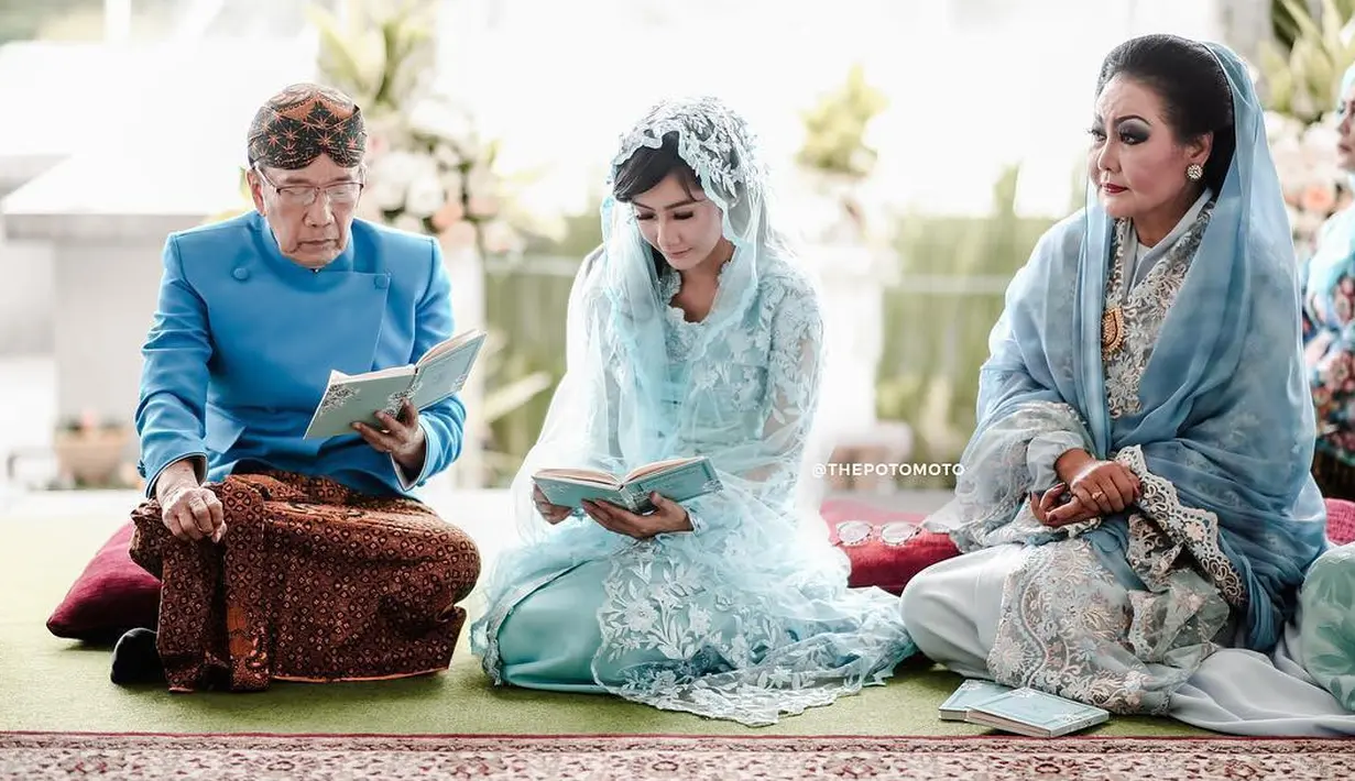 Menjelang pernikahannya, Ardina Rasti tampil cantik menawan dengan busana warna biru saat pengajian. (Foto: instagram.com/ardinarasti6)