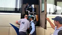 Mbah Sumbuk, jemaah haji tertua 2025, dinaikkan ke dalam bus menggunakan lift hidrolik mini. (dok. MCH 2025)