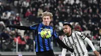 Penyerang Atalanta, Rasmus Hojlund lepas dari pengawalan gelandang Juventus, Weston McKennie pada Serie A 2022/2023. (AFP/Isabella Binnoto)