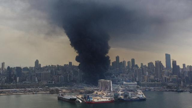 FOTO: Kebakaran Hebat Melanda Lokasi Ledakan Beirut