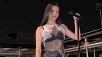 Jisoo dengan tampilan outfitnya yang memukau di atas panggung (dok. Screenshoot Instagram @sooyaaa__/https://www.instagram.com/p/DQYhXwmiYlv/?img_index=2&amp;igsh=a2w0cWp2bWgzenlj/Salsa Nur Fadillah)