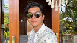 Unggah foto candid, foto Ajil Ditto satu ini ramai dipuji tampan oleh warganet. Senyuman manis yang dipamerkannya kian pancarkan pesonanya. Punya senyuman yang khas, senyuman manis artis berusia 20 tahun ini tentunya menjadi daya tarik tersendiri. (Liputan6.com/IG/@ajil_ditto08)