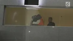 Kadis Pendidikan dan Kebudayaan Kab Cianjur Cecep Sobandi dipeluk sang istri usai menjalani pemeriksaan KPK, Jakarta, Kamis (13/12). Cecep terjaring OT oleh penyidik KPK saat bertransaksi uang  sebesar Rp1.556.700.000. (Liputan6.com/Herman Zakharia)