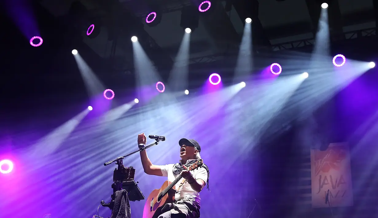 Minggu (5/3/2017) musisi Iwan Fals turut meramaikan acara festival Jazz terbesar se-Asia Tenggara tersebut. Pada acara penutupan tersebut, Iwan Fals berkolaborasi dengan Maurice Brown dan Kirk Whalum. (Bambang E. Ros/Bintang.com)