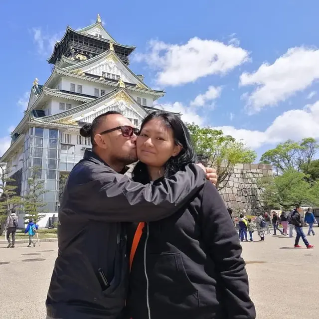 Ronal Surapradja bersama istrinya saat liburan di Jepang
