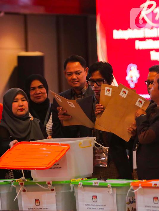 Rapat pleno rekapitulasi penghitungan perolehan suara di tingkat Provinsi dihadiri oleh Badan Pengawas Pemilihan Umum (Bawaslu) DKI Jakarta. (Liputan6/Angga Yuniar)