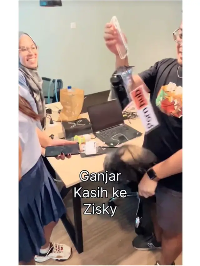 Momen Kocak Tantangan Beri Ugly Case ke Teman Kantor, 6 Potretnya Bikin Ngakak