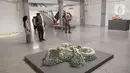 Pengunjung memperhatikan pameran foto dan instlalasi di Galeri ROH, Jakarta, Jumat (22/11/2024). (Liputan6.com/Herman Zakharia)