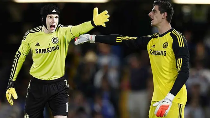 Thibaut Courtois dan Petr Cech.