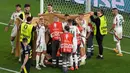 Beberapa pemain Hungaria tampak menangis khawatir melihat kondisi Varga. (AP Photo/Ariel Schalit)