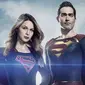 Superman dan Supergirl dalam Serial TV Supergirl. (comingsoon.net)
