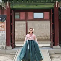 Tampak dalam unggahan terbarunya, Shandy mengenakan hanbok dengan warna-warna lembut namun elegan. [@shandyaulia].