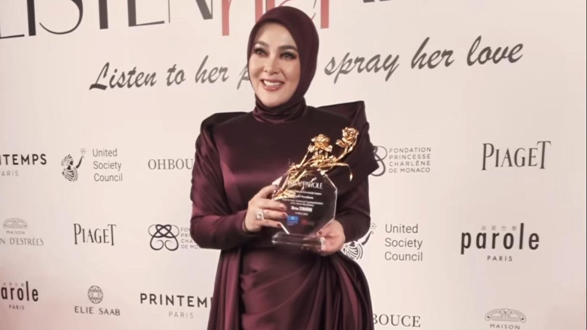 6 Potret Hijab Fashion ala Syahrini, Perpaduan Elegan dengan Sentuhan Warna Populer 2025