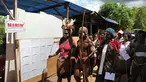 Warga Papua tampak beramai-ramai datangi Tempat Pemungutan Suara di Jayapura, Papua (9/7/14) (AFP PHOTO / Liva Lazore)