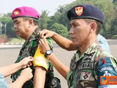 Citizen6, Jakarta: Kepala Dinas Kesehatan Angkatan Laut Laksamana TNI Jeane Winaktu, secara resmi menutup Lakesdu 2012, di Lapangan Apel Kesatrian Hartono, Bhumi Marinir Cilandak, Jakarta Selatan, Rabu (27/6). (Pengirim: Dispen Kormar).

